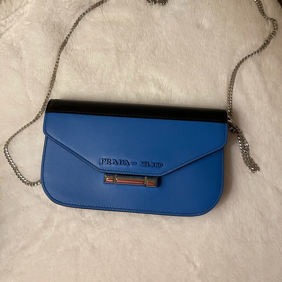 Prada - Picture 1 of 9